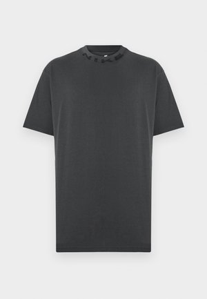 Tricou negru cu mânecă scurtă, fabricat din bumbac, având un guler rotund cu logo-ul „NIKE” embosat pe guler. Fără modele sau accente suplimentare.