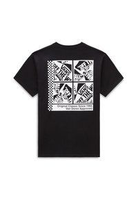 Camiseta de algodón negra con un estampado gráfico en blanco, con acentos de tablero de ajedrez y diferentes diseños de zapatillas. El texto incluye "VANS OFF THE WALL."