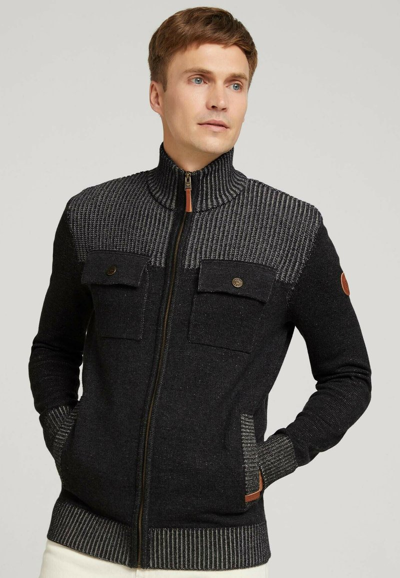 Herren Strickjacken | TOM TAILOR MELIERTE MIT BRUSTTASCHEN Strickjacke black grey melange/grau - KU23549 Herren Strickjacken | TOM TAILOR MELIERTE MIT BRUSTTASCHEN Strickjacke black grey melange/grau - KU23549