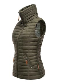 Gilet isolant vert olive avec col haut, motif matelassé horizontal, deux poches latérales zippées et une étiquette de logo sur la couture intérieure.