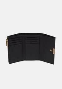 Czarny skórzany portfel z wieloma przegródkami na karty, kieszenią na zamek i złotymi elementami ozdobnymi. Wnętrze ma gładką teksturę i jest delikatnie tłoczone z logo marki.