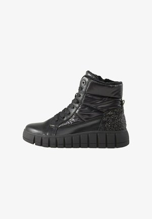Zwarte hoge sneakers met een glanzend leren bovenwerk, een gevoerde kraag en een gemarmerde glinsteraccent op de hak; met een dikke rubberen zool.