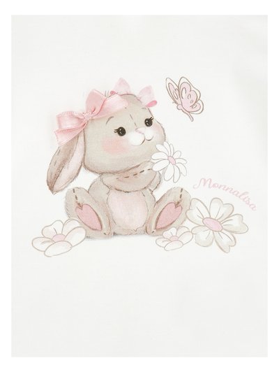 Χαριτωμένος γκρι λαγός με ροζ φιόγκους κρατώντας ένα μαργαριτάρι, περικυκλωμένος από λουλούδια και μια ροζ πεταλούδα σε λευκό φόντο.