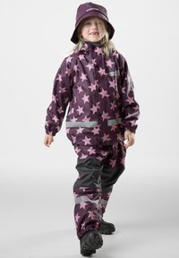 Paarse regenpak met roze sterpatroon, voorzien van elastische manchetten, grijze accenten en zwarte waterdichte broek. Inclusief bijpassende emmerhoed.