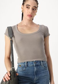 Hollister Co. Pamata T-krekls - driftwood