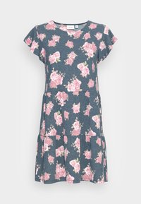 Blommig klänning i mörkblått tyg med rosa rosor. Har korta ärmar, rund halsringning och en skiktad kjoldesign.