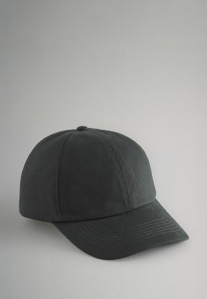 Casquette de baseball en coton noir avec une couronne arrondie, une visière incurvée et des détails cousus sur le bord de la visière.