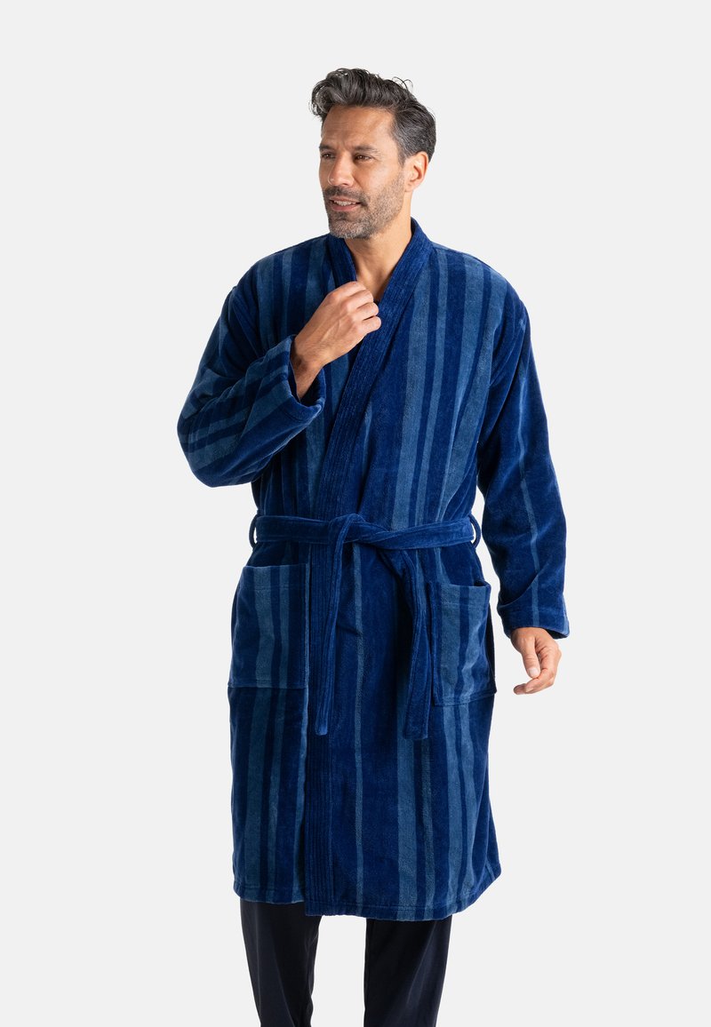 Peignoir bleu marine en éponge douce, avec des rayures verticales, des manches longues, une ceinture à la taille et deux poches avant.