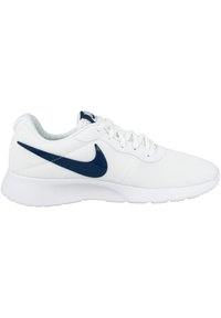 Vit sportskor med en texturerad mesh-överdela, har en blå Nike-swoosh, snörningsdesign och en vadderad vit sula.