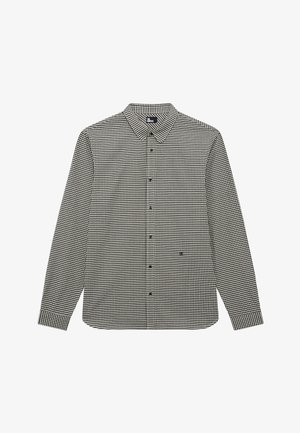 Camisa de manga longa às riscas pretas e brancas, com colarinho e botões pretos na frente.