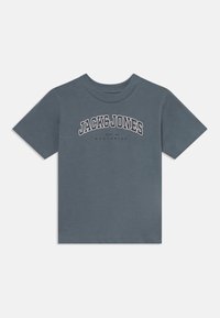 Pilkas medvilnės marškinėliai trumpomis rankovėmis, su plonu apykaklė, ir baltu spauda priekyje. Pavaizduotas tekstas "JACK&JONES" ir "EST. 90".