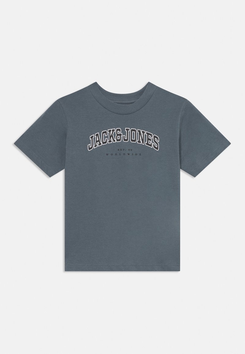 Grijze katoenen t-shirt met korte mouwen, geribbelde ronde hals en een witte opdruk aan de voorkant. Bevat het tekstontwerp "JACK&JONES" en "EST. 90".