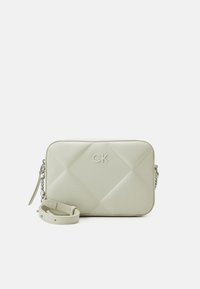 Calvin Klein RE LOCK QUILT CAMERA BAG - Borsa a tracolla - dark ecru