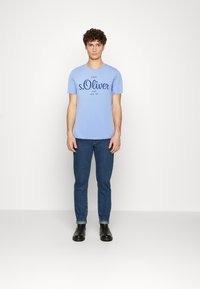 s.Oliver LOGO - Potiskana majica - himmelblau