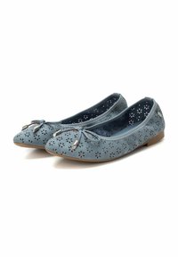 Zapatos planos de color azul claro, hechos de material perforado con patrones florales. Presentan un lazo con acentos metálicos y una suela plana de color marrón.
