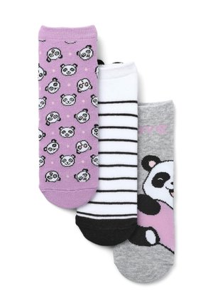 Tre paia di calzini alla caviglia: uno viola con facce di panda, uno bianco con strisce nere e uno grigio con una grafica di panda e dettagli rosa.