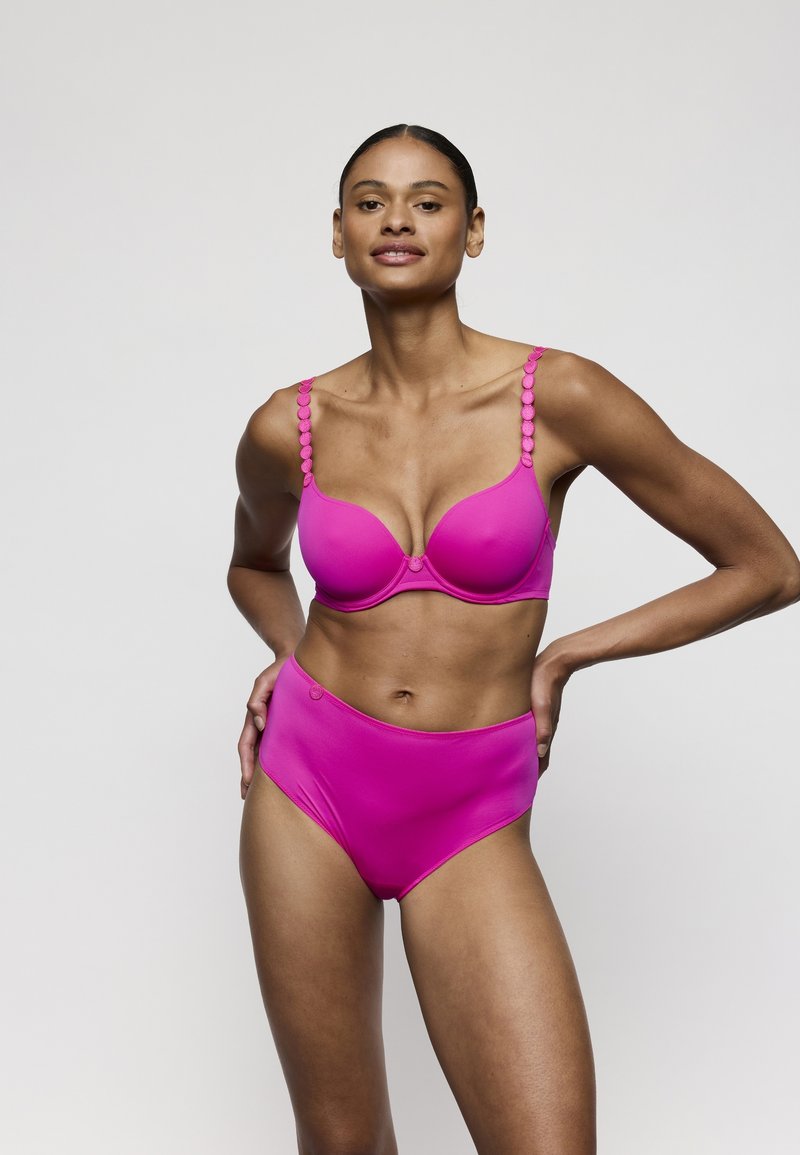 Ensemble soutien-gorge rose fuchsia et culotte bikini taille haute avec bretelles arrondies et design sans coutures, fabriqué en tissu lisse et extensible.