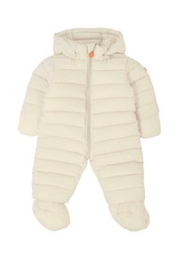 Crème-kleurige gewatteerde baby-sneeuwpak met een vaste capuchon, wanten en voetjes, voorzien van een ritssluiting aan de voorkant en een oranje trekkoord.