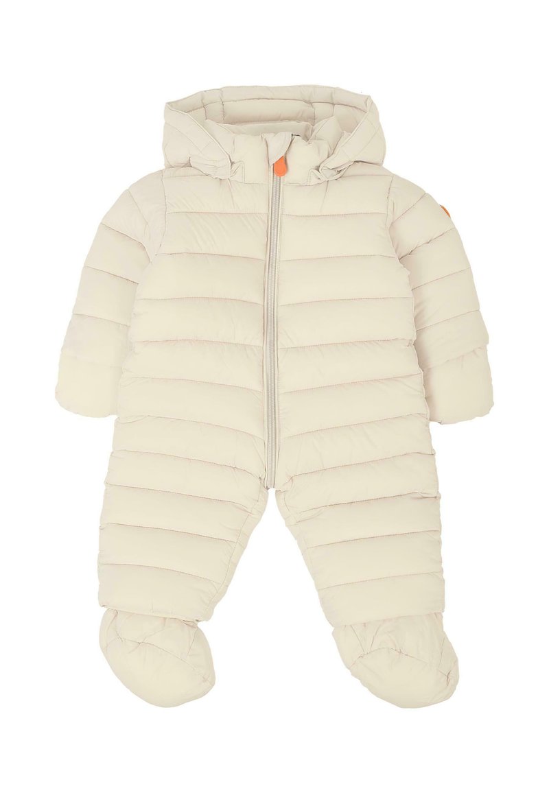 Crème-kleurige gewatteerde baby-sneeuwpak met een vaste capuchon, wanten en voetjes, voorzien van een ritssluiting aan de voorkant en een oranje trekkoord.