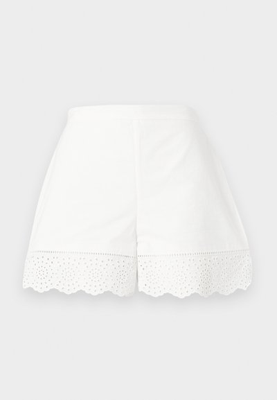 Λευκά σορτς με ψηλή μέση, κυματιστό τελείωμα και λεπτομέρειες από δαντέλα με τρύπες κατά μήκος του κάτω άκρου.