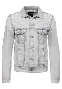 Veste en denim gris clair avec fermeture à boutons, deux poches à rabat sur la poitrine avec boutons et manches longues.