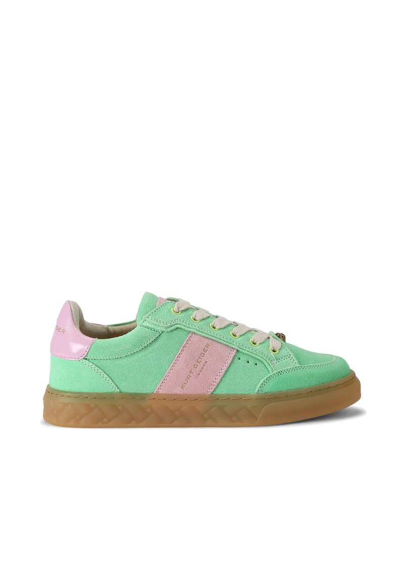 Sneaker verde in suede con dettaglio in pelle rosa, lacci beige e suola in gomma traslucida chunky con un motivo testurizzato.