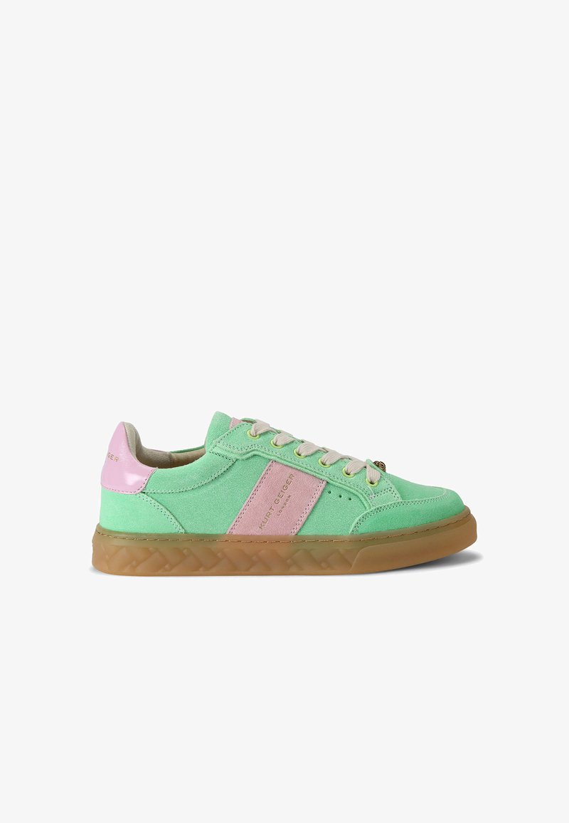 Basket vert en daim avec un accent en cuir rose, des lacets beige et une semelle en gomme translucide chunky avec un motif texturé.