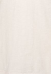 Vaalea beige kangas, jossa on pehmeä ja sileä texture. Hiukan läpikuultava, yksinkertainen malli ilman nähtäviä kuvioita tai yksityiskohtia.