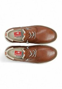 Zapatos de cuero marrón con un acabado texturizado, cordones blancos, acentos beige en contraste y una suela cosida. Etiqueta de la marca visible en el interior.