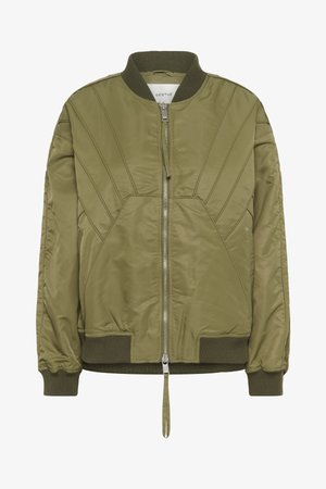Kurtka bomberka w oliwkowej zieleni z prążkowanym kołnierzem i mankietami, z ukośnymi przeszyciami i zamkiem błyskawicznym z przodu.