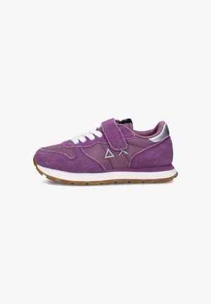 Sneaker viola in suede con lacci bianchi, strappo in Velcro e dettagli grigi; presenta una suola in gomma e un logo geometrico sul lato.