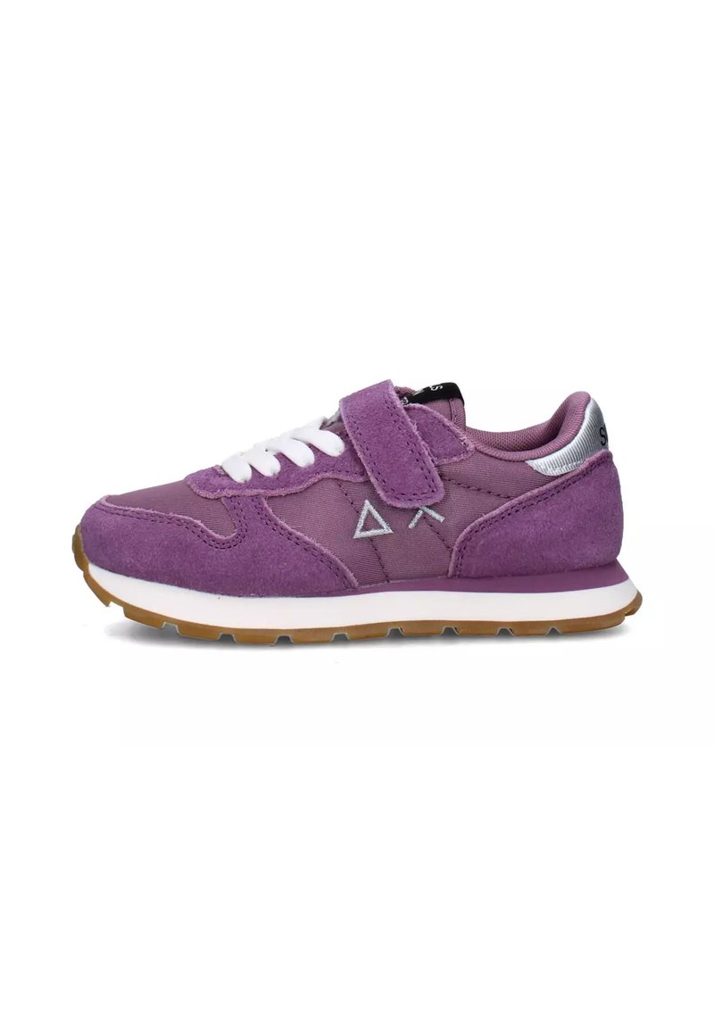 Sneaker viola in suede con lacci bianchi, strappo in Velcro e dettagli grigi; presenta una suola in gomma e un logo geometrico sul lato.