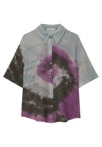 Chemise en mailles avec un motif dégradé bleu clair et violet, manches courtes, col pointu, fermeture à boutons sur le devant et une poche poitrine.