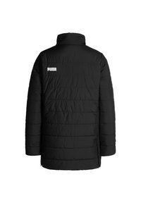 Čierna zateplená bunda s vysokým golierom, s vodorovným prešívaným dizajnom a výrazným bielym logom Puma na chrbte.