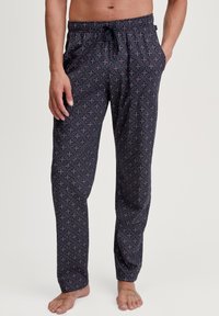 Lange pyjamabroek van een zachte stof, met een donkere achtergrond en een geometrisch patroon in roze en wit. Elastische tailleband met trekkoord.