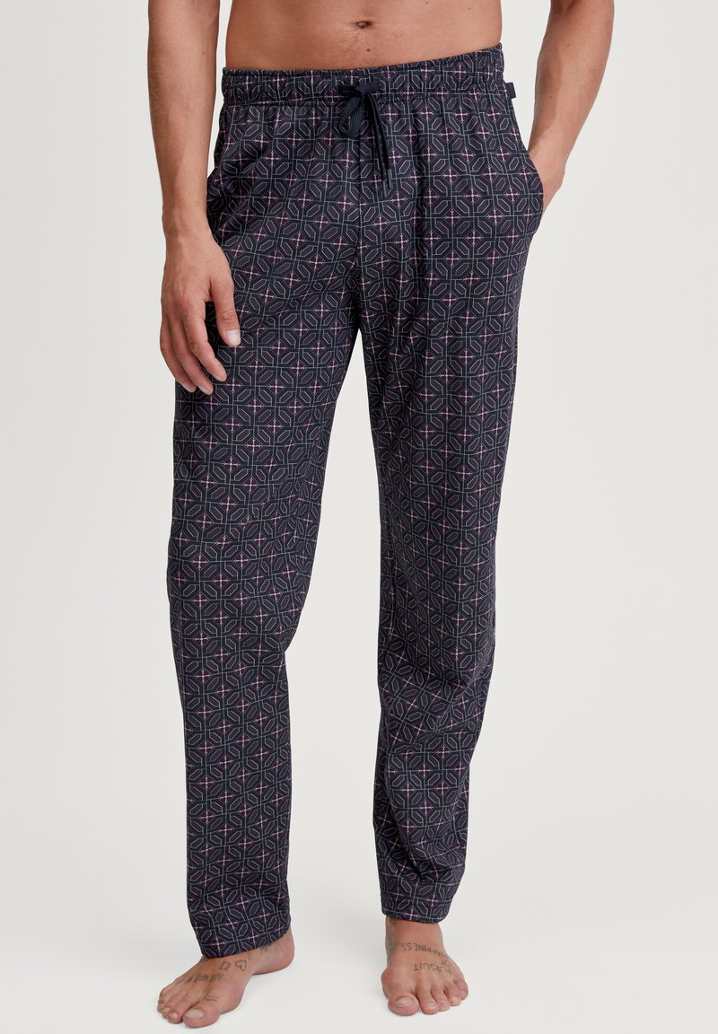 Lange pyjamabroek van een zachte stof, met een donkere achtergrond en een geometrisch patroon in roze en wit. Elastische tailleband met trekkoord.