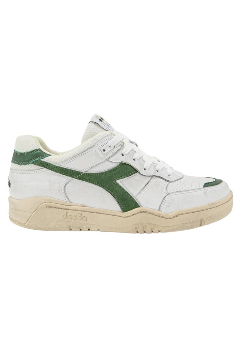 Zapatillas deportivas blancas con acentos de ante verde, parte superior de cuero texturizado, puntera perforada y suela de goma color crema. Cordones y detalles del logo visibles.