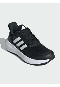 Sneaker sportivo nero realizzato in materiali mesh e sintetici. Presenta tre strisce argento e una intersuola bianca. Design della punta arrotondata.