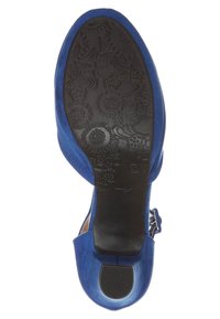 Modré semišové boty s vzorovanou černou gumovou podrážkou. Vyznačují se hladkou texturou a elegantním designem. Obsahují podpatek a výřezy na bocích.