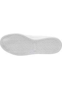 Hvit sneakersåle med et fiskebensmønster, flat design, glatt tekstur og et rektangulært merkeområde nær hælen.