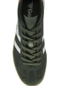 Mörkgrön mockasneaker med vita sidostråkar, gröna snören, tan sål och "Gola"-logotyp på tungan och innesulan.