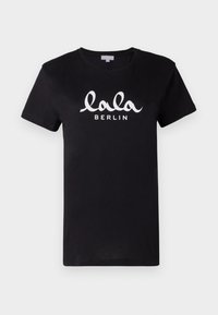 Melna kokvilnas T-kreklu ar īsām piedurknēm, uz kuras krūtīm ir balts teksts "lala BERLIN" izsistā fontā. Klasisks apaļais kakla dizains.