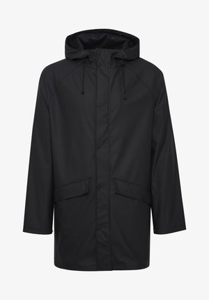 Veste imperméable noire avec capuche, dotée de manches raglan, de deux poches avant et d'une fermeture à bouton-pression. Texture lisse avec un design minimaliste.