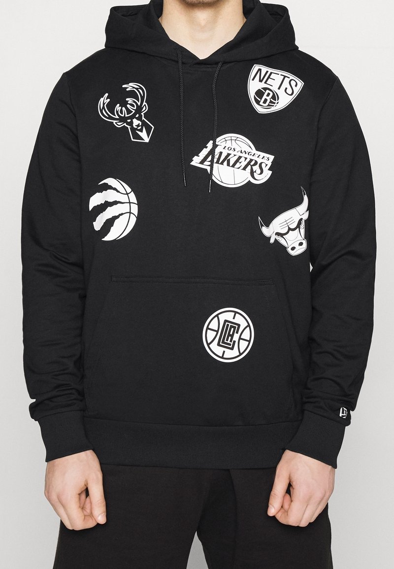 Schwarze Hoodie aus Baumwollmischung, mit weißen Sportlogos und -symbolen, vorderer Kängurutasche und Kapuze mit Kordelzug.