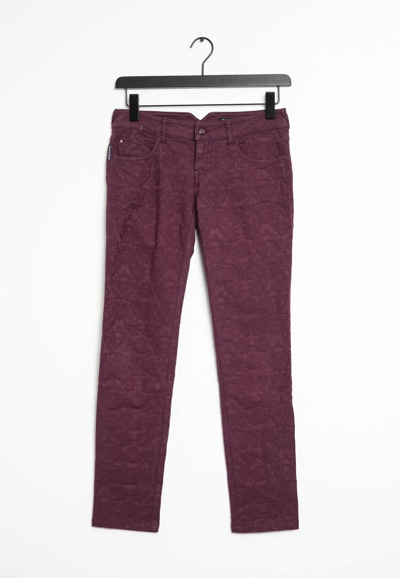 Burgundy denimbyxor med ett texturerat blommönster, utrustade med fem fickor och en knappstängning, hängande på en svart krok.