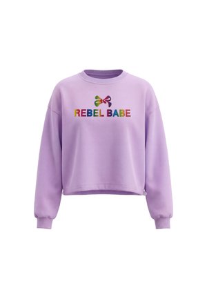 Lilla sweatshirt med lange ærmer og rund hals med farverig tekst "REBEL BABE" og sløjfe grafik på brystet.