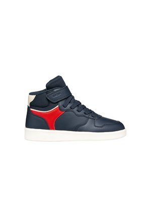 Baskets montantes bleu marine avec détail rouge sur le côté, semelle blanche, col en mesh, lacets à l’avant et bride velcro à la cheville.