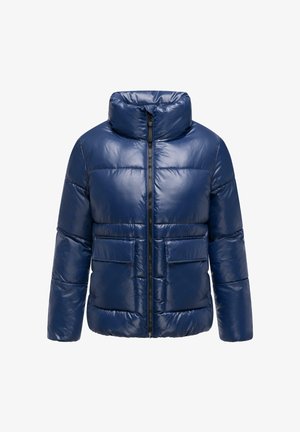 Marineblå polstret jakke med høj krave, lynlåslukning og to forlommer. Har en glat, skinnende tekstur og quiltet design.