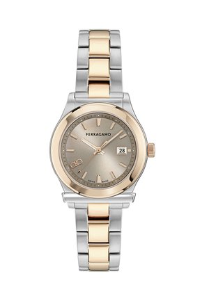 Dvojenatusni srebrno-zlata Ferragamo ura za zapestje z bež številčnico, zlatimi kazalci, okencem za datum ob 3. uri in zapestnim trakom iz kovinskih členov.