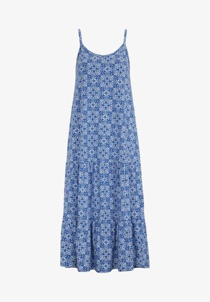 Blauwe maxi-jurk met wit bloem- en geometrisch patroon, dunne schouderbandjes en een geplooide zoom in meerdere lagen.